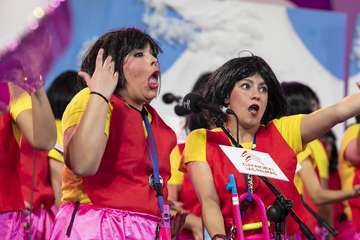 Los nietos de Sary Mánchez abren la final de murgas del Carnaval de 'Una noche en Río' (Foto TA)